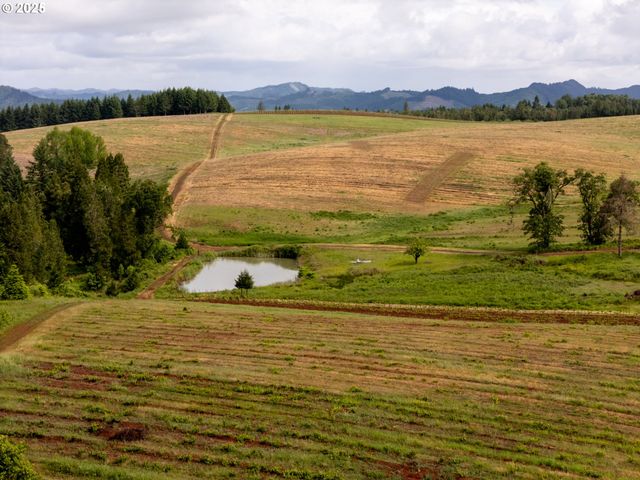 1066 RED HILL Rd, Oakland, OR 97462