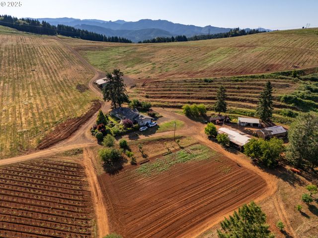 1066 RED HILL Rd, Oakland, OR 97462