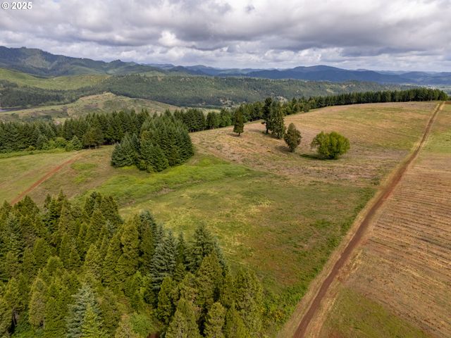 1066 RED HILL Rd, Oakland, OR 97462