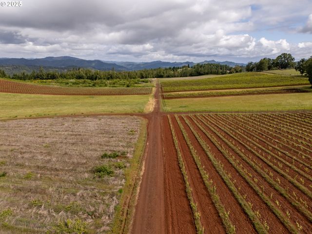 1066 RED HILL Rd, Oakland, OR 97462