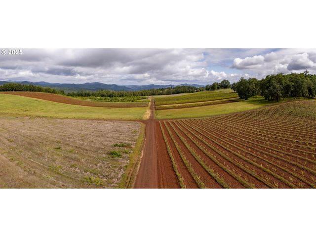 1066 RED HILL Rd, Oakland, OR 97462