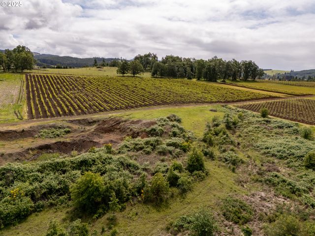 1066 RED HILL Rd, Oakland, OR 97462