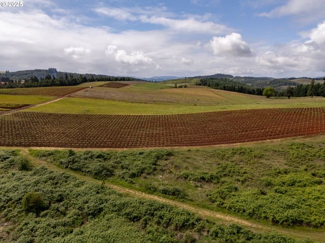 1066 RED HILL Rd, Oakland, OR 97462