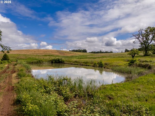 1066 RED HILL Rd, Oakland, OR 97462