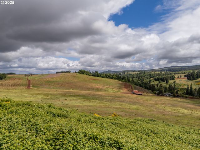 1066 RED HILL Rd, Oakland, OR 97462