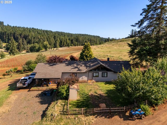1066 RED HILL Rd, Oakland, OR 97462