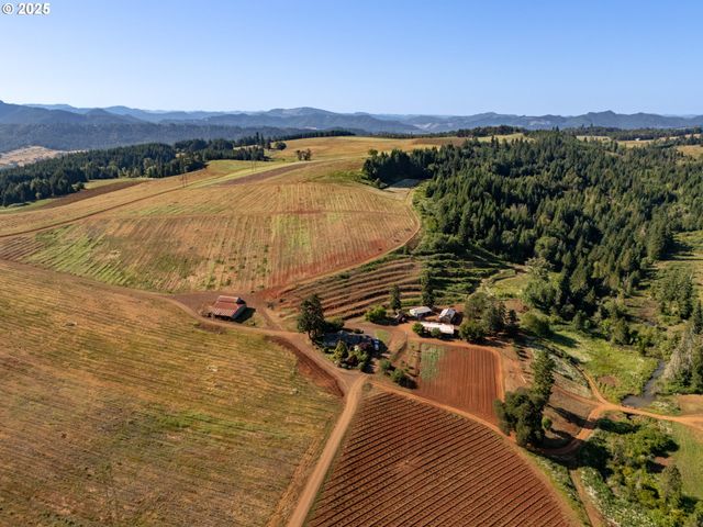 1066 RED HILL Rd, Oakland, OR 97462