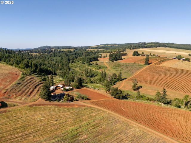 1066 RED HILL Rd, Oakland, OR 97462