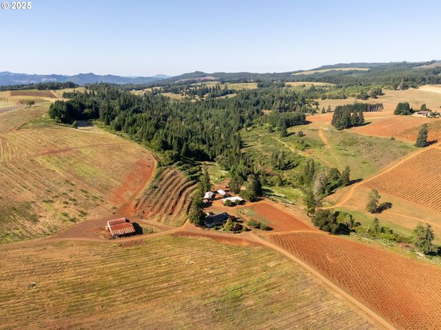 1066 RED HILL Rd, Oakland, OR 97462