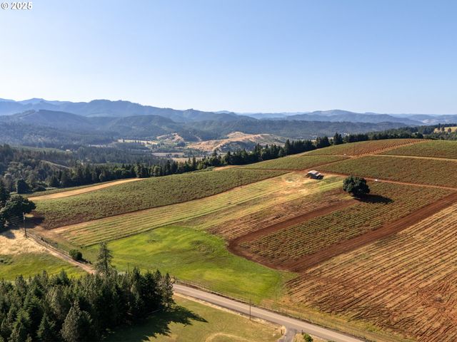 1066 RED HILL Rd, Oakland, OR 97462