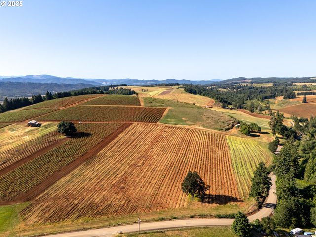 1066 RED HILL Rd, Oakland, OR 97462