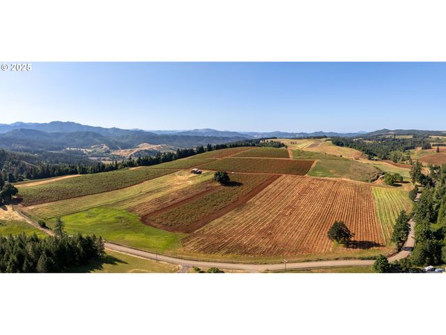 1066 RED HILL Rd, Oakland, OR 97462