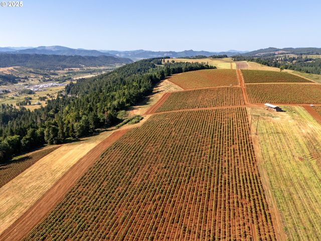 1066 RED HILL Rd, Oakland, OR 97462