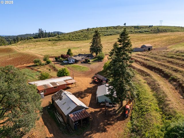 1066 RED HILL Rd, Oakland, OR 97462