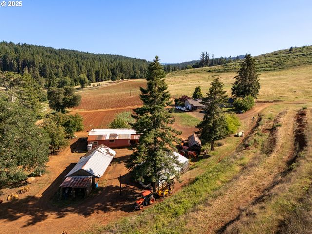 1066 RED HILL Rd, Oakland, OR 97462