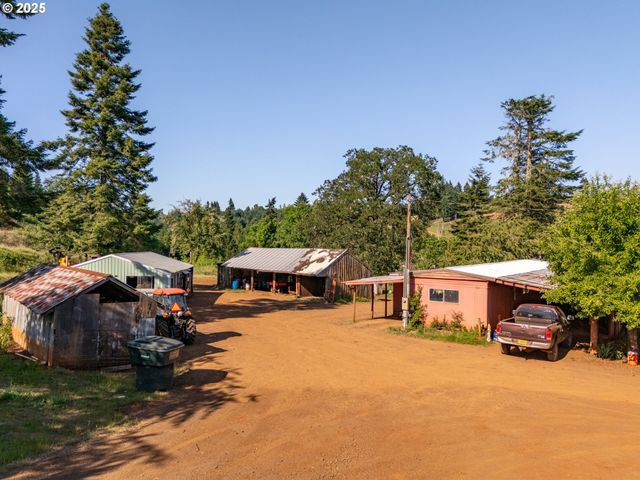 1066 RED HILL Rd, Oakland, OR 97462