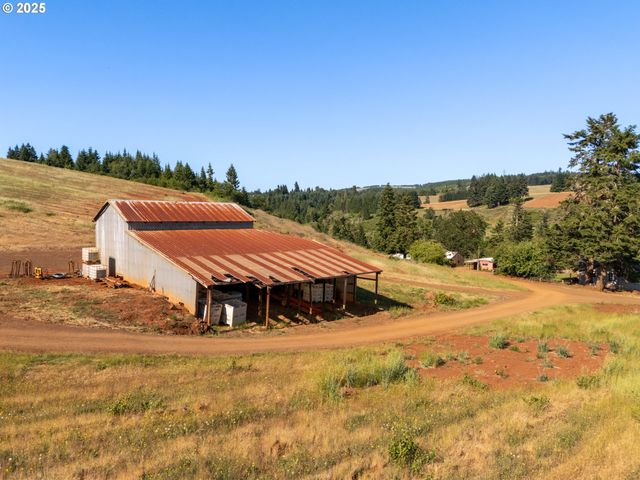 1066 RED HILL Rd, Oakland, OR 97462