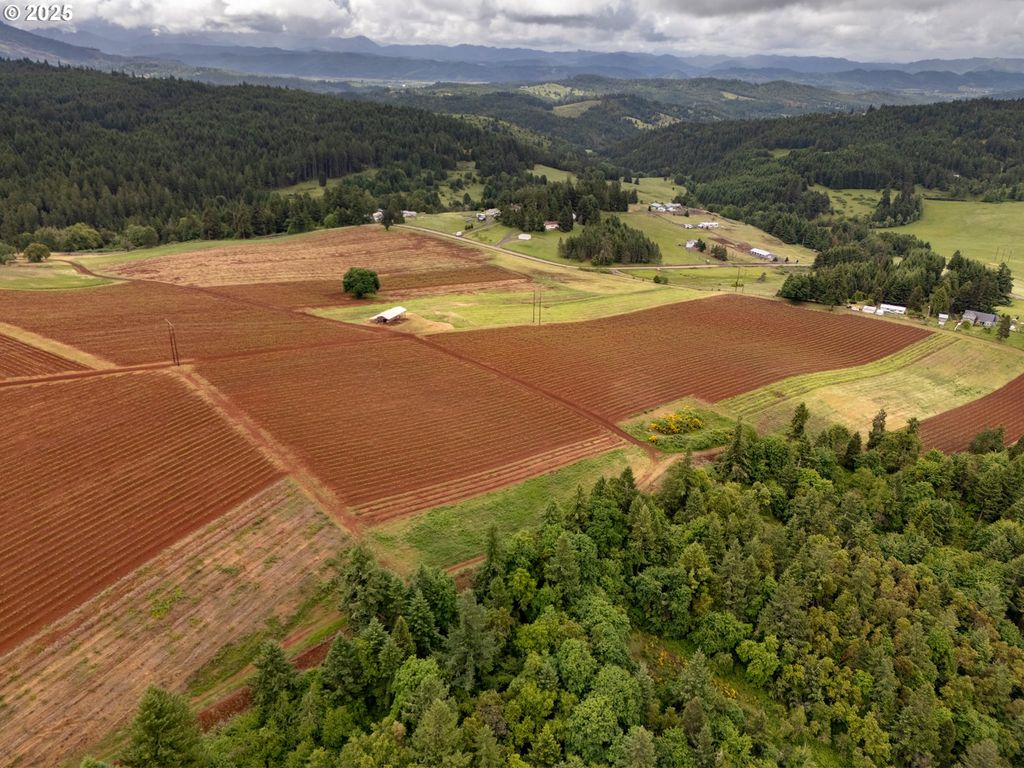 1066 RED HILL Rd, Oakland, OR 97462