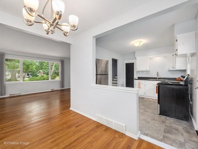 5798 Pershing Avenue, Downers Grove, IL 60516