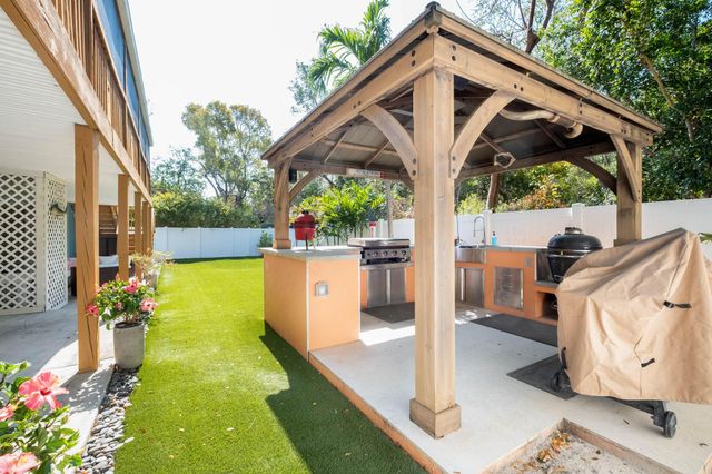 112 Peace Avenue, Tavernier, FL 33070