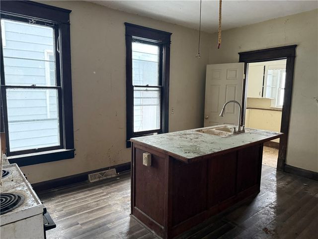 10 W Miller St, New Castle, PA 16102