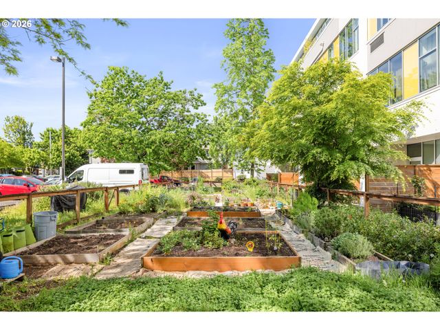 900 Ne 81ST Ave 207, Portland, OR 97213