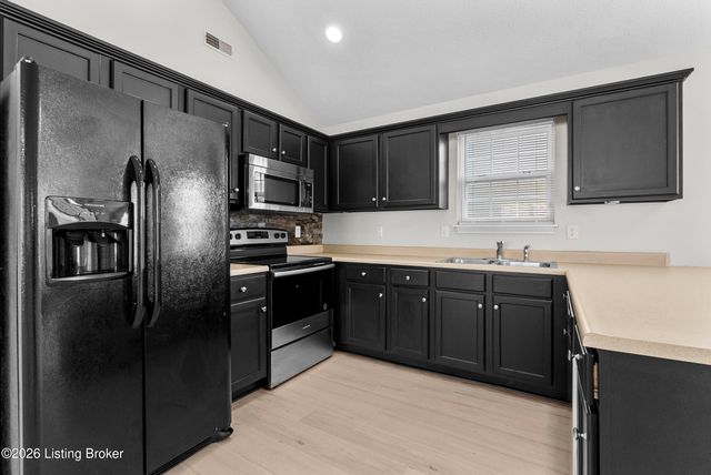 6524 Cottagemeadow Dr, Louisville, KY 40218