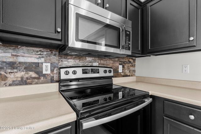 6524 Cottagemeadow Dr, Louisville, KY 40218