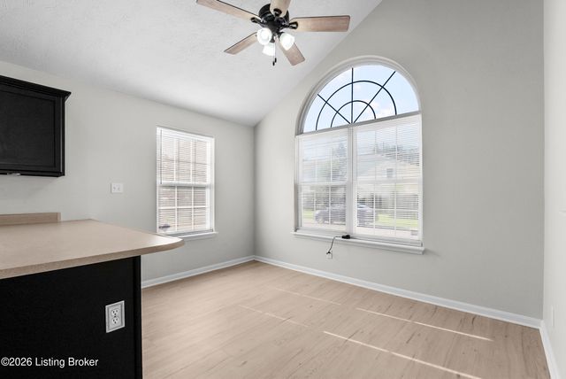 6524 Cottagemeadow Dr, Louisville, KY 40218