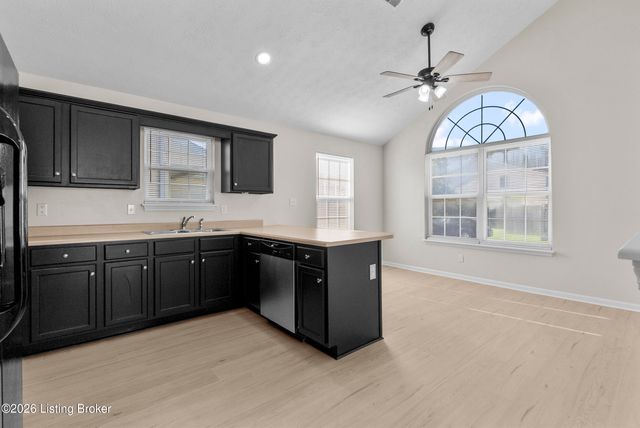 6524 Cottagemeadow Dr, Louisville, KY 40218