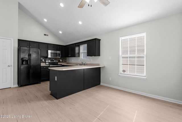 6524 Cottagemeadow Dr, Louisville, KY 40218