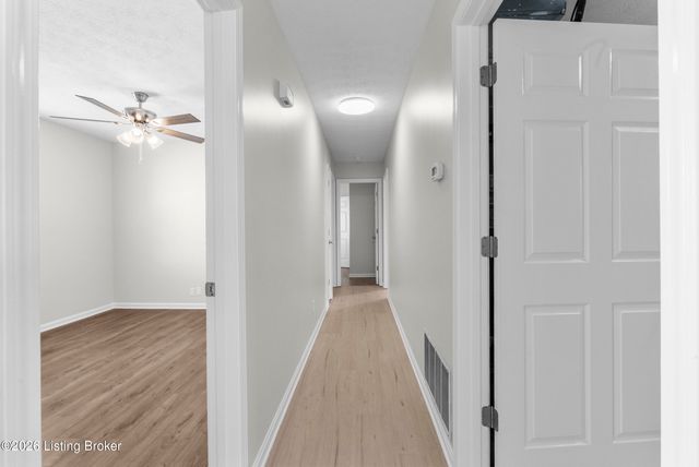 6524 Cottagemeadow Dr, Louisville, KY 40218