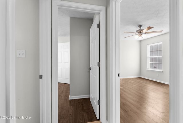 6524 Cottagemeadow Dr, Louisville, KY 40218