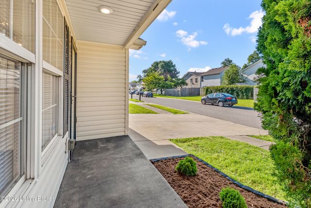 6524 Cottagemeadow Dr, Louisville, KY 40218