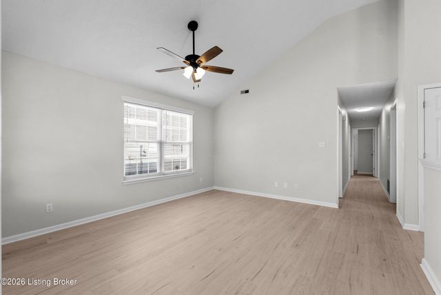 6524 Cottagemeadow Dr, Louisville, KY 40218