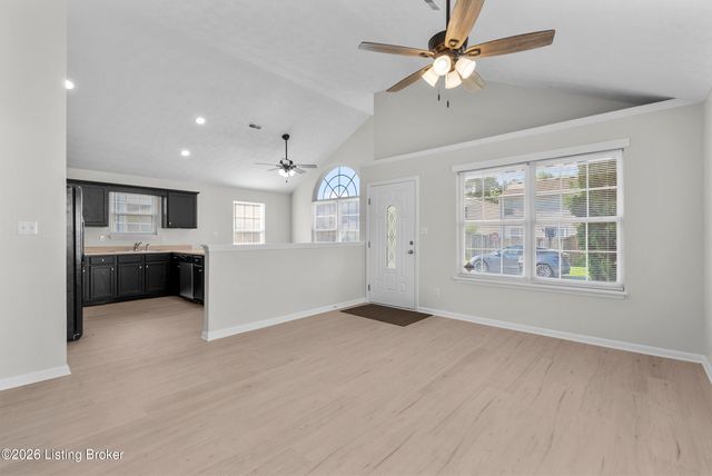 6524 Cottagemeadow Dr, Louisville, KY 40218