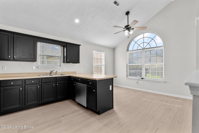6524 Cottagemeadow Dr, Louisville, KY 40218