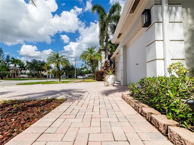 903 NW 167th Ave, Pembroke Pines, FL 33028