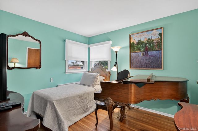 21 Whitney Avenue, Floral Park, NY 11001