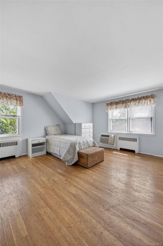 21 Whitney Avenue, Floral Park, NY 11001