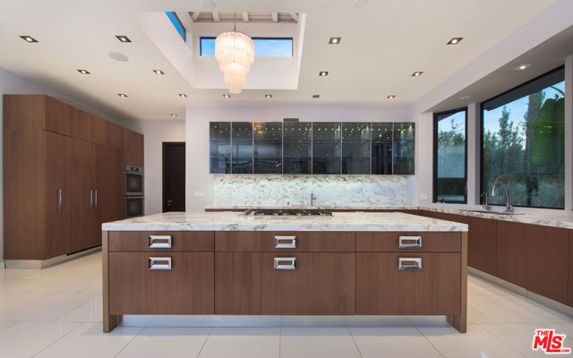 900 N HILLCREST Road, Beverly Hills, CA 90210