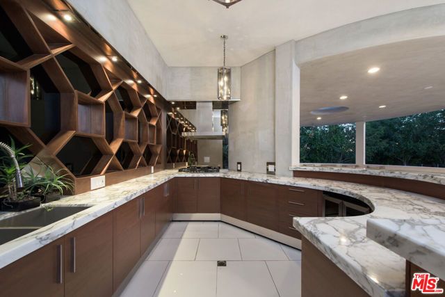 900 N HILLCREST Road, Beverly Hills, CA 90210