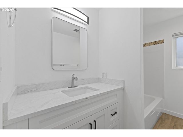 8930 Se CRYSTAL SPRINGS Blvd, Portland, OR 97266