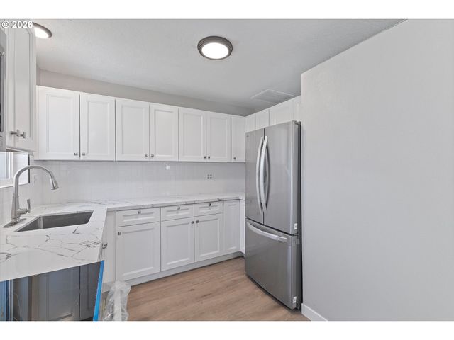 8930 Se CRYSTAL SPRINGS Blvd, Portland, OR 97266