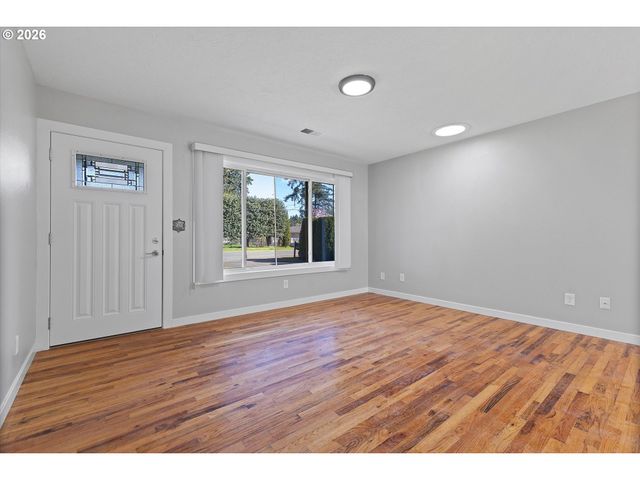 8930 Se CRYSTAL SPRINGS Blvd, Portland, OR 97266