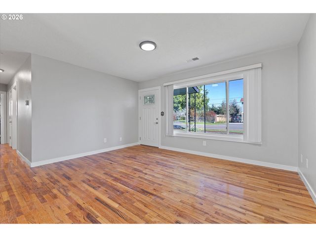 8930 Se CRYSTAL SPRINGS Blvd, Portland, OR 97266