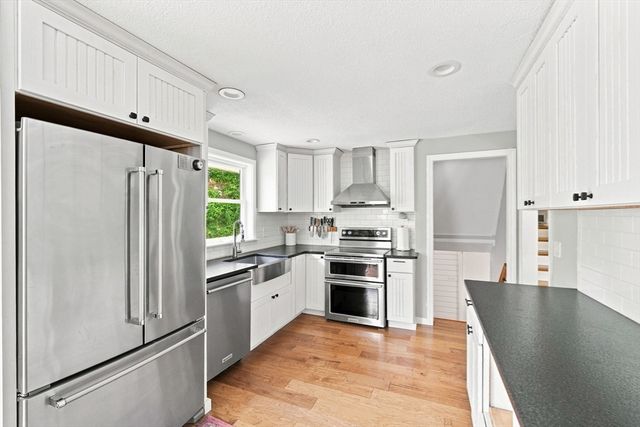 118 Horseneck Rd, Dartmouth, MA 02748