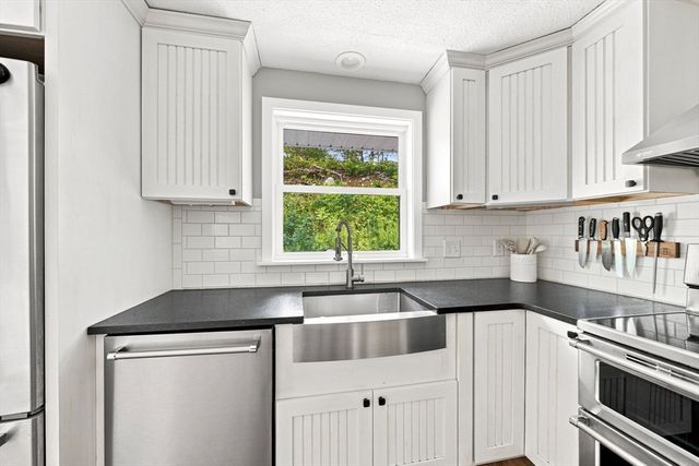 118 Horseneck Rd, Dartmouth, MA 02748