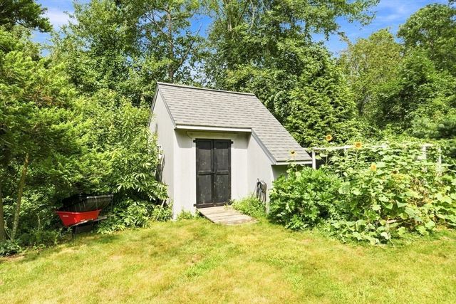 118 Horseneck Rd, Dartmouth, MA 02748