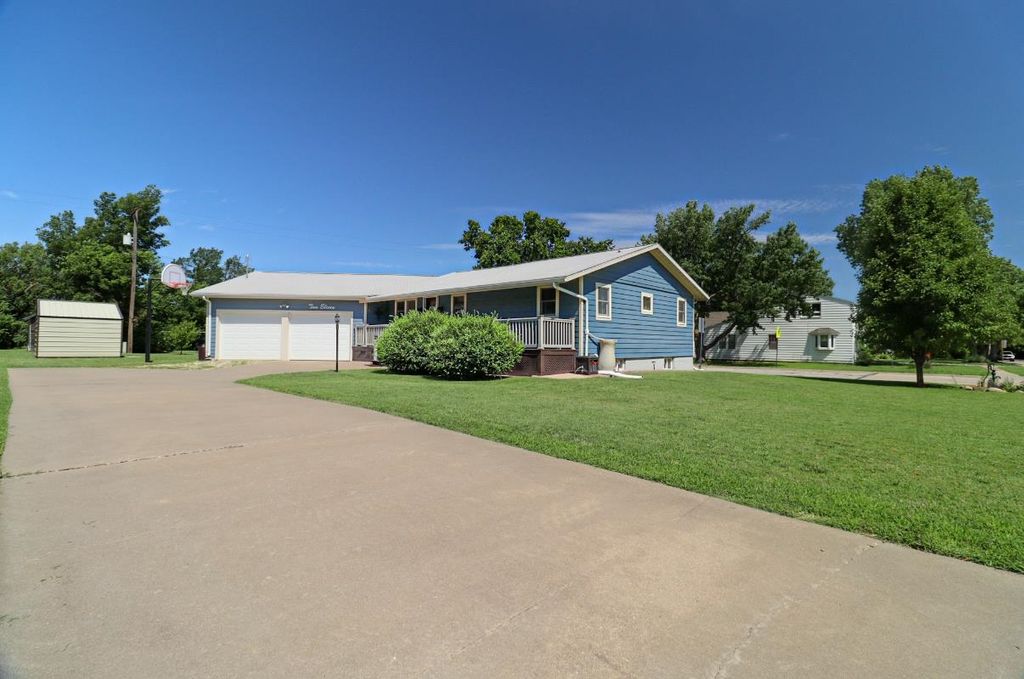 211 N Pine St, Inman, KS 67546